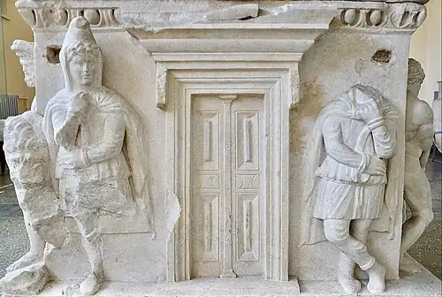 Porta grega antiga esculpida no sarcófago de Hércules do Museu Arqueológico de Kayseri (Kayseri, Turquia)