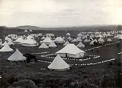 Um campo de concentração britânico para bôeres em Bloemfontein (cerca de 26 mil pessoas morreram nestes campos, a maioria mulheres e crianças).