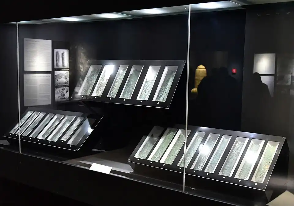 Tiras do Pergaminho de Cobre do Mar Morto no Museu da Jordânia, da Caverna Qumran 3, século I d.C.