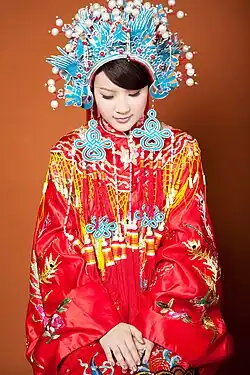 Vestido de casamento tradicional chinês com arranjo de cabeça "coroa de fênix" (鳳冠), ao estilo da Dinastia Qing. Ainda usado em muitas partes do sudoeste asiático, inclusive Taiwan.