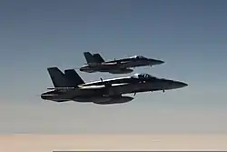 Dois caças canadenses CF-18 Hornet, modelo usado pela Força Aérea do Canadá.