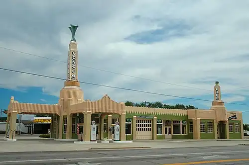 O U-Drop Inn, um posto de gasolina e restaurante na estrada US Highway 66 em Shamrock, Texas (1936), agora é um monumento histórico