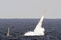 O submarino USS Florida disparando um míssil Tomahawk.
