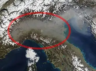 A planície Padana é a zona cinzenta do interior da elipse.