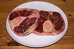 Um corte de carne de vitelo em um prato