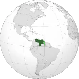 Localização da Venezuela em verde escuro; área reivindicada pelos venezuelanos no território da Guiana em verde claro.