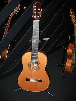 Violão de sete cordas em exposição.