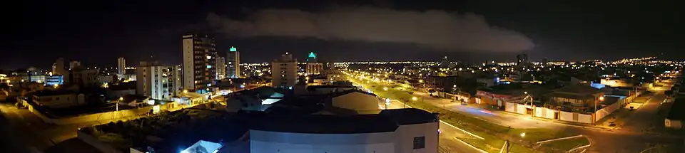 Vista noturna de Vitória da Conquista