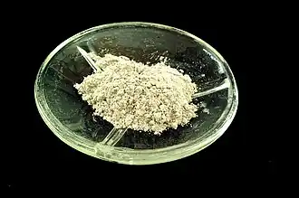 um recipiente arredondado de vidro, com cinza vulcânica dentro