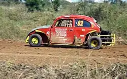 Fusca em uma corrida de velocidade na terra.