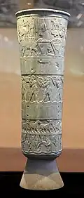 O Vaso Warka da Suméria, uma obra de sobrevivência muito antiga de alívio narrativo, c. 3 200-3 000 a.C. Alabastro. Museu Nacional do Iraque.[24]
