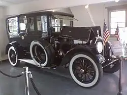 O presidente Woodrow Wilson era um grande fã dos carros Pierce-Arrow. Warren G. Harding foi o primeiro presidente a usar um carro para dirigir até sua posse e o primeiro motorista qualificado a ser eleito presidente. Herbert Hoover tinha um Cadillac V-16.