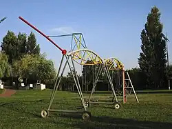 Ângela Ferreira, Rega, 2012, Pivot de rega em tubo metálico, 1200 x 200 x 250&nbsp;cm