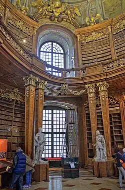 Colunas coríntias barrocas estilizadas na Biblioteca Nacional Austríaca, Hofburg, Viena, Áustria, desenhadas por Johann Bernhard Fischer von Erlach em c.1716 – 1720, construído em 1723–1726