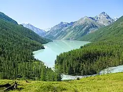 Lago Kucherla nas Montanhas Altai.