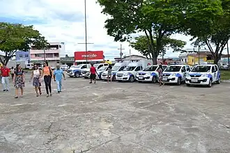 Praça de São João do Paraíso, distrito de Mascote. Ao fundo, fica a Av. Antônio Carlos Magalhães