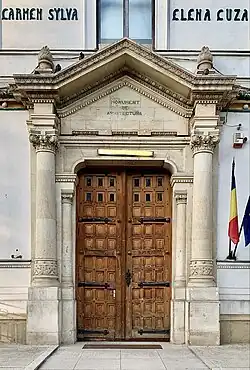 Porta revival romena do Colégio Nacional Școala Centrală na Strada Icoanei (Bucareste)