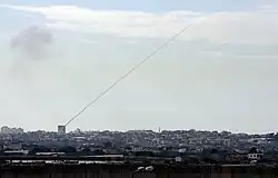 Um foguete Qassam disparado por um civil na Faixa de Gaza para o sul de Israel, janeiro de 2009