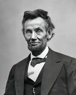 Lincoln envelhecido com uma barba.