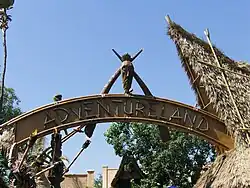 Adventureland(Tematizada de um ponto de vista de aventura da década de 1950, aproveitando a mania Tiki pós-guerra)
