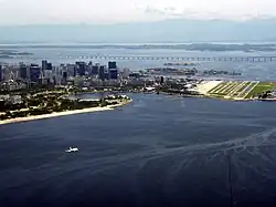 Avião em manobra de pouso no Aeroporto Santos Dumont