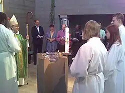 Crisma sendo administrada em uma igreja da Comunhão Anglicana