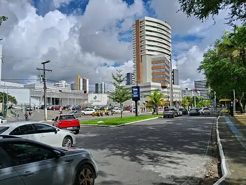 Avenida Aziz Maron, com o Shopping Jequitibá ao fundo (à esquerda)