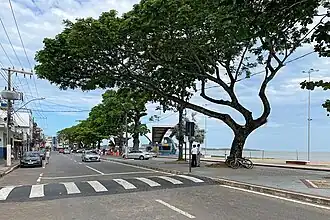 Avenida Carlos Lindenberg com a Praia Central à direita