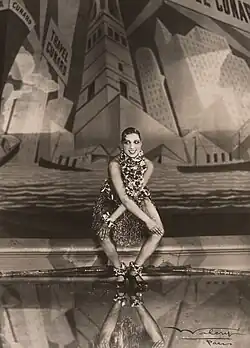 Josephine Baker na Folies Bergère (Paris, 1935) dançando o Charleston, dança que foi um dos símbolos dos "Anos Loucos".