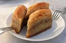 O baklava é preparado em tabuleiros grandes e cortado em vários formatos.