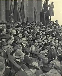 Proclamação da república soviética na escadaria do Parlamento húngaro. Béla Kun no centro.