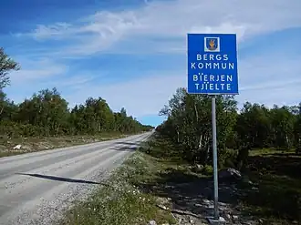 Entrada da comuna sueca de Berg, assinalada em sueco e em lapão