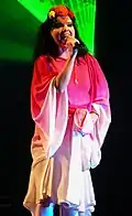 Björk performando