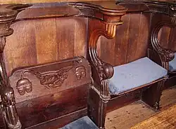 Barracas de coral em Boston Stump, Lincolnshire. Um assento foi levantado para revelar o misericord.