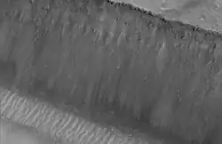 Pedregulhos de tamanho natural estão espalhados por toda esta imagem. Imagem fotografada pela Mars Global Surveyor.