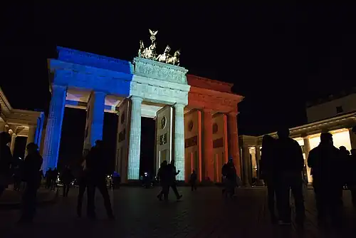 Iluminado com as cores da Bandeira da França após os atentados de novembro de 2015 em Paris