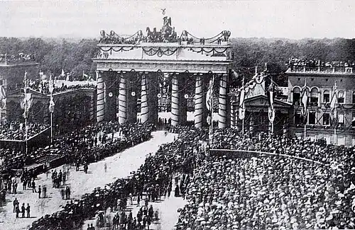 Em 1871, decorado e com tropas vitoriosas da Prússia após a Guerra Franco-Prussiana