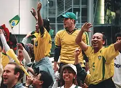 Pessoas sorrindo, dançando e comemorando