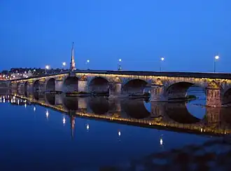 Ponte sobre o Loire em Blois.