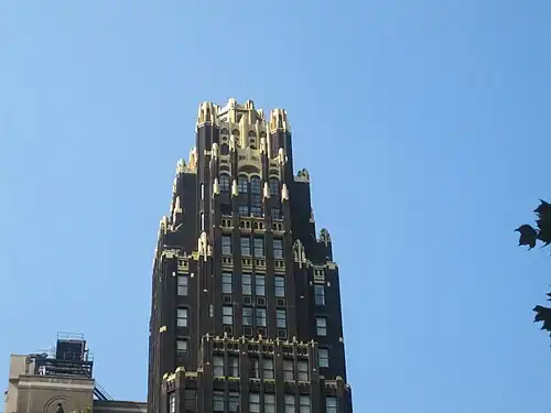 O American Radiator Building em Nova York por Raymond Hood (1924)