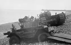 três veículos blindados abandonados