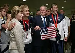 Michael Phelps com Bush e Larsen Jensen em Pequim, 2008