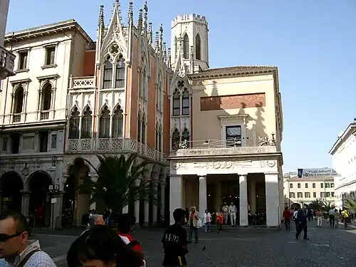 O neogótico Café Pedrocchi em Pádua, Itália (1837)