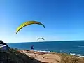 Canoa Quebrada, no Ceará, é um dos principais destinos da prática de parapente no Brasil.