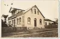 Casa paroquial do pastor Karl Schwab ("Paróquia Gustav - Adolf Braço do Norte"), depois hotel e então casa das freiras do Instituto Servian, approx. década de 1930. Localizado na praça Coronel Collaço, foi demolido na década de 1970. Fotografia do acervo de Edison Westphal