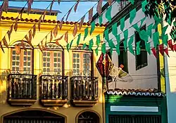 Rua de Barbalha, Ceará decorada com guirlandas de bandeirolas.