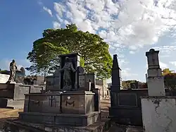 Detalhe em uma lápide do Cemitério Central de Itaúna.
