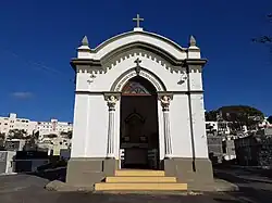 Capela do Cemitério Central de Itaúna, a qual, ornada com ossos, tem os dizeres "Eu já fui o que tú és e tú serás o que eu sou".