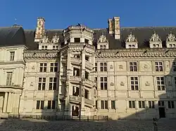 Corte&nbsp; do castelo de Blois com a ala de Francisco I e a escada em dupla hélice (1514-1527)