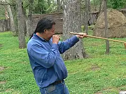 Um índio cherokee prepara sua zarabatana.